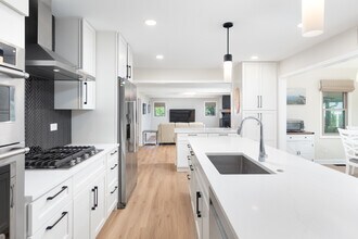 1012 Williamsburg Dr in Naperville, IL - Building Photo - Building Photo