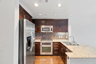 931 E Walnut St, Unit 311 in Pasadena, CA - Building Photo - Building Photo