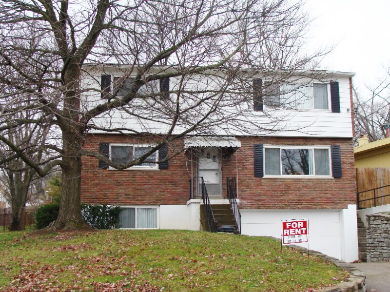 4947 Charlemar Dr-Unit -B in Cincinnati, OH - Building Photo
