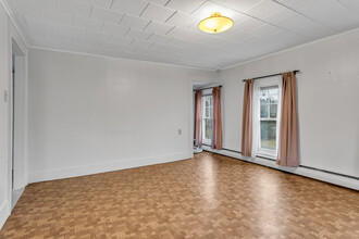 208 Boston St in Guilford, CT - Foto de edificio - Building Photo
