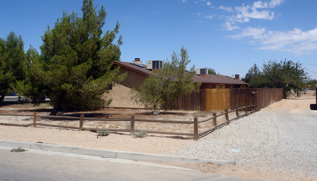 13061 Mohawk Rd in Apple Valley, CA - Foto de edificio - Building Photo