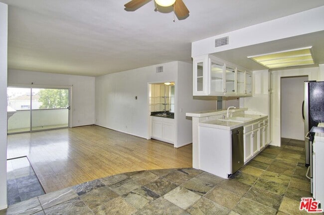 521 Montana Ave in Santa Monica, CA - Building Photo - Building Photo