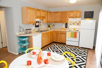 Kingston Square Apartments in Indianapolis, IN - Foto de edificio - Building Photo