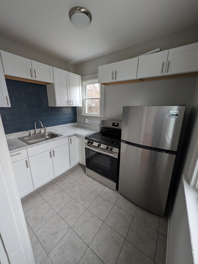 4128 Colerain Ave, Unit Apt 1 in Cincinnati, OH - Foto de edificio - Building Photo