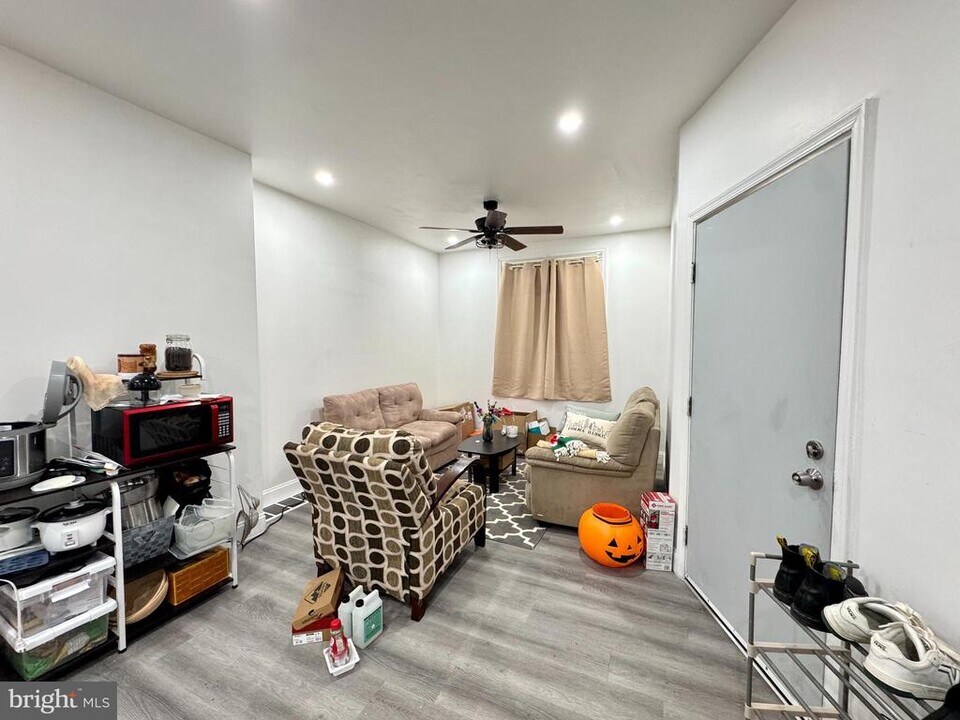 323 N Preston St in Philadelphia, PA - Building Photo