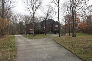 6986 Montgomery Dr in Shelby Township, MI - Building Photo