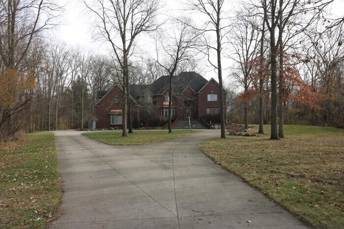 6986 Montgomery Dr in Shelby Township, MI - Building Photo