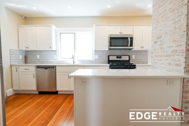 52 Blenford Rd, Unit 1 in Boston, MA - Foto de edificio - Building Photo