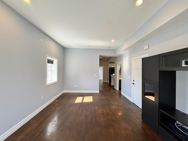 8 Cross St E, Unit 1 in Somerville, MA - Foto de edificio - Building Photo