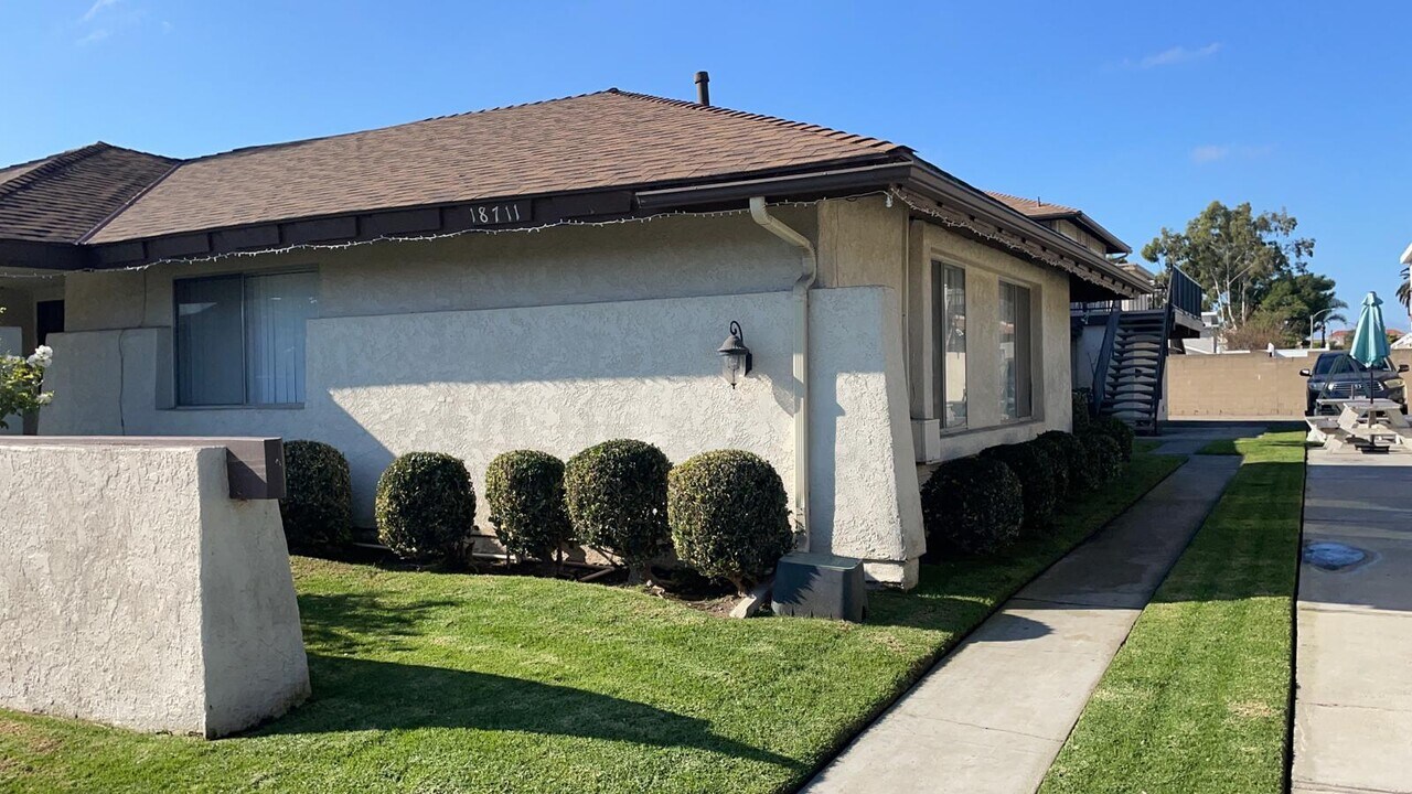 18711 Demion Ln in Huntington Beach, CA - Building Photo