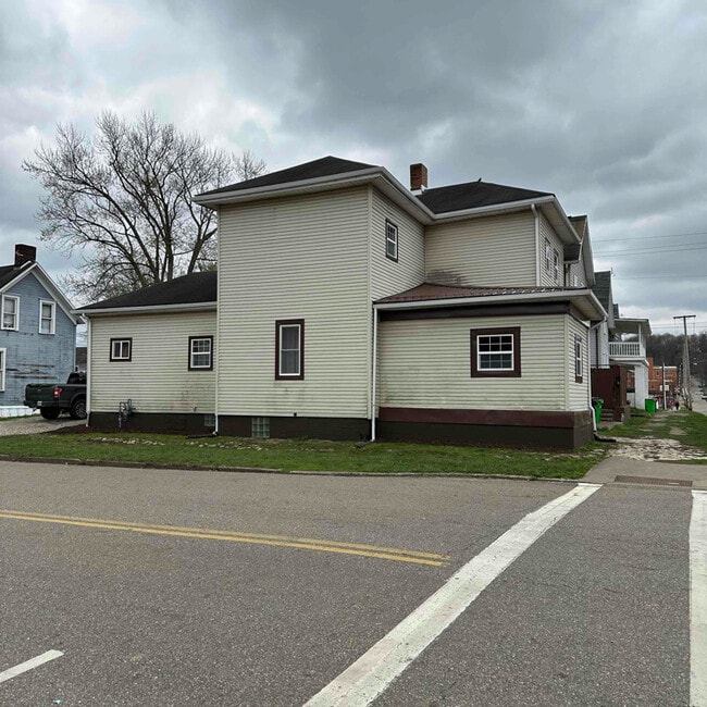 525 N Main St in Uhrichsville, OH - Foto de edificio - Building Photo