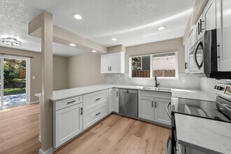 3018 NE Rock Chuck Dr in Bend, OR - Foto de edificio - Building Photo