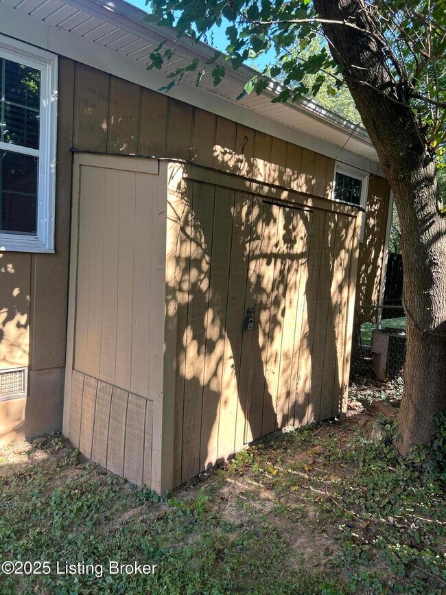 5209 Fisherman Ct in Louisville, KY - Building Photo - Building Photo