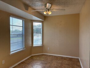 825 Quetzal St in Corpus Christi, TX - Foto de edificio - Building Photo