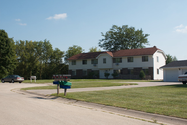 709-715 Princeton Ct in Hartland, WI - Foto de edificio - Building Photo