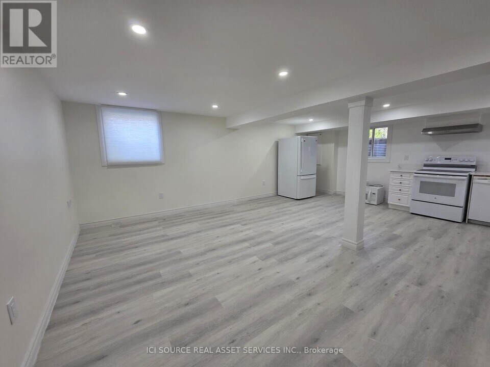 1324 Odessa Crescent in Oakville, ON - Building Photo