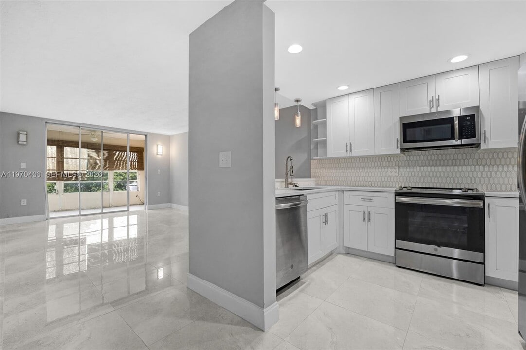 7100 NW 17th St in Plantation, FL - Foto de edificio