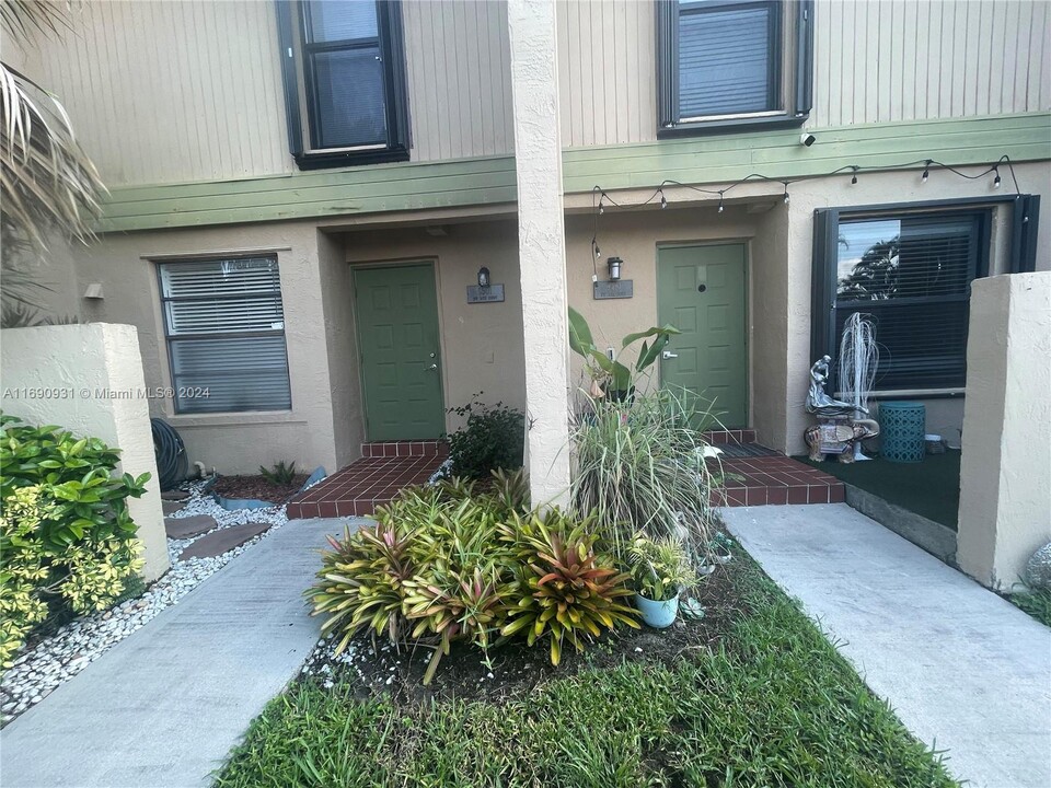 9501 NW 14th Ct in Pembroke Pines, FL - Foto de edificio