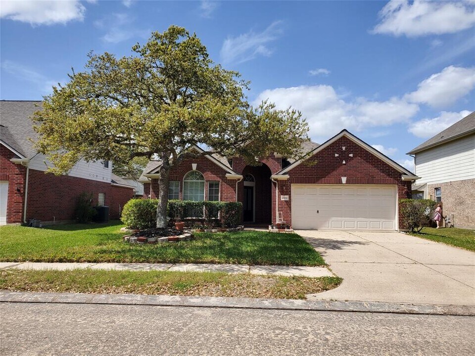 2502 Suncreek Ln in Pearland, TX - Building Photo