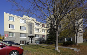 Evergreen Apartments in Ottawa, ON - Building Photo - Building Photo