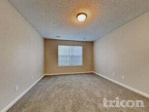 2490 Lakecrest Dr in Columbus, IN - Foto de edificio - Building Photo