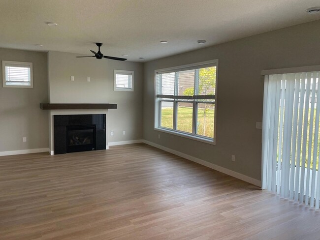 5072 Lambert Ave NE, Unit 12U-8 in Albertville, MN - Foto de edificio - Building Photo