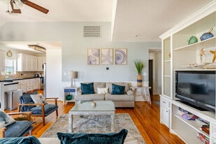 814 Helen Blvd in Port Bolivar, TX - Building Photo