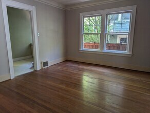 2124 SE Elliott Ave, Unit 1 in Portland, OR - Building Photo - Building Photo