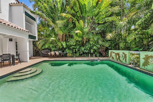 property at 2516 San Domingo St