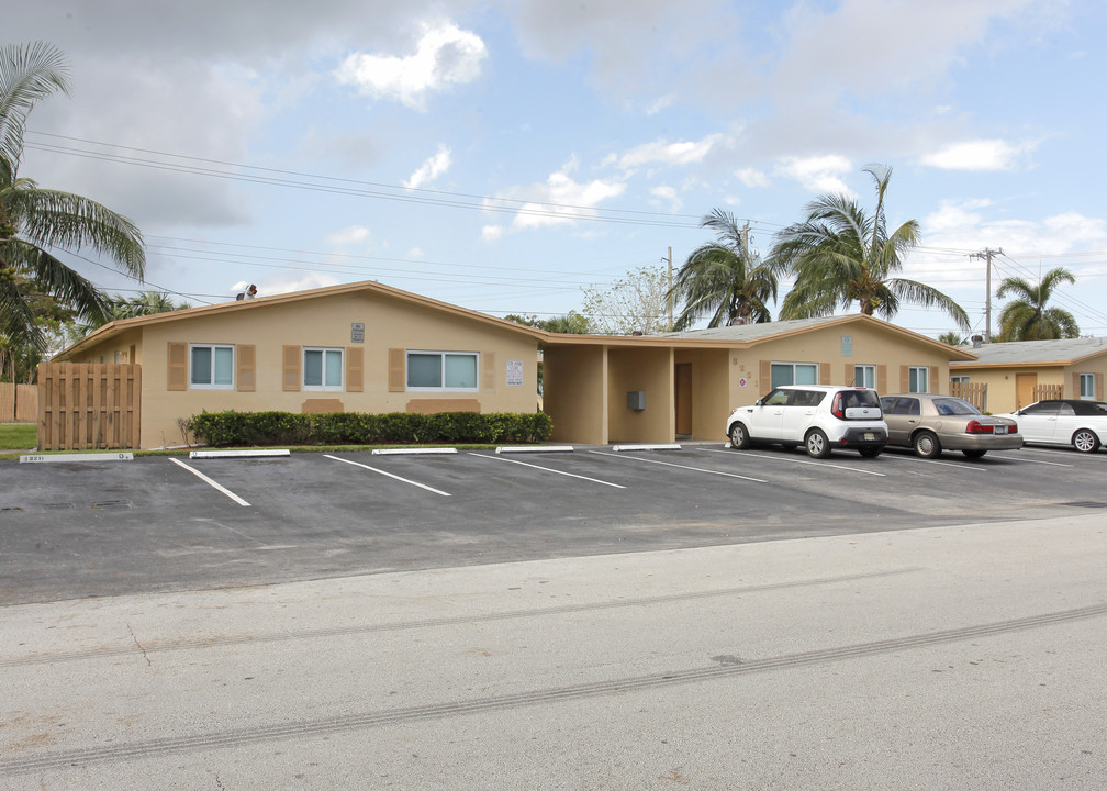 3221 NE 7th Ave in Pompano Beach, FL - Building Photo