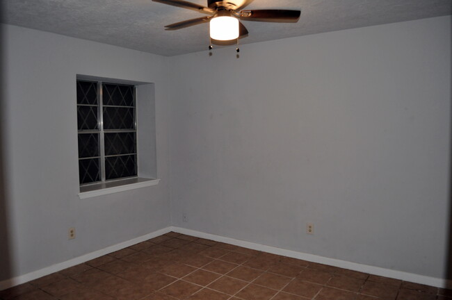 111 Rigby Owen Rd in Conroe, TX - Foto de edificio - Building Photo