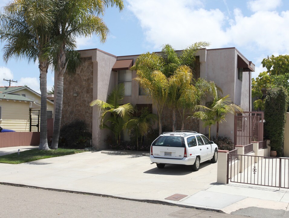 4417 Mcclintock St in San Diego, CA - Building Photo