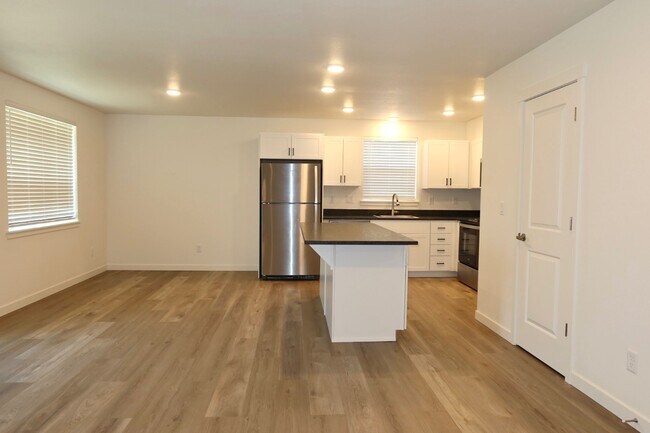 6615 Devon Ave SE in Salem, OR - Foto de edificio - Building Photo