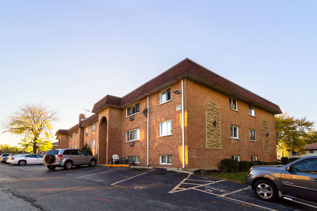 301-307 Dale Dr in Addison, IL - Building Photo