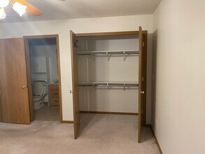 607 Apple Hill Way in Angola, IN - Building Photo - Building Photo