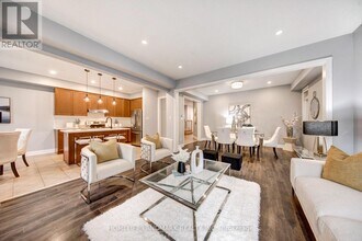 12 Fred Mason St in Georgina, ON - Building Photo - Building Photo