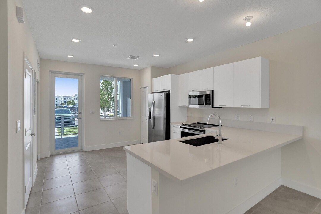 10300 NW 66th St in Doral, FL - Building Photo