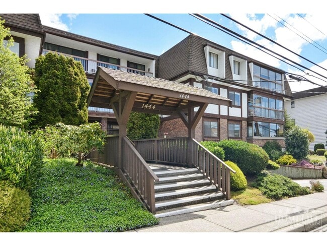 1444 Martin St in White Rock, BC - Building Photo - Building Photo