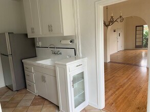 320 N Genesee Ave, Unit #2 in Los Angeles, CA - Foto de edificio - Building Photo