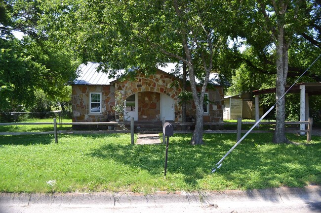408 E North Ave in Lampasas, TX - Building Photo - Building Photo