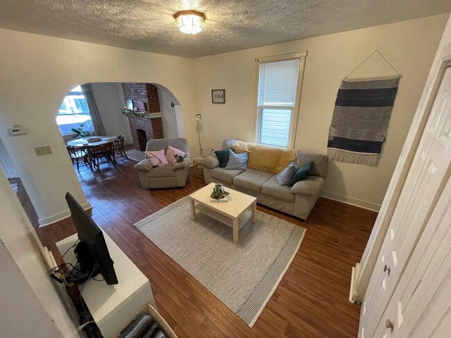 211 Dunseith St in Pittsburgh, PA - Foto de edificio - Building Photo