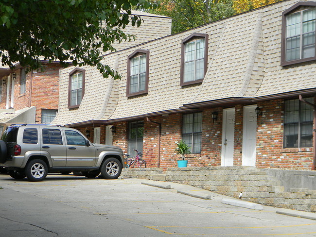 Ashland Manor Apartments & Townhouses in Columbia, MO - Foto de edificio - Building Photo