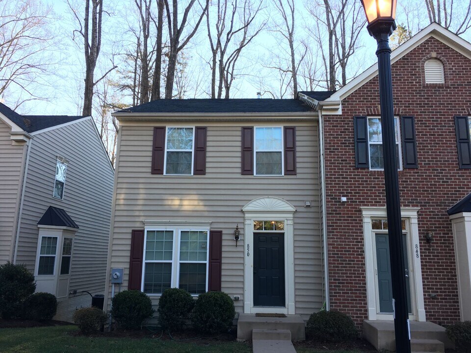 850 Rockcreek Rd in Charlottesville, VA - Building Photo