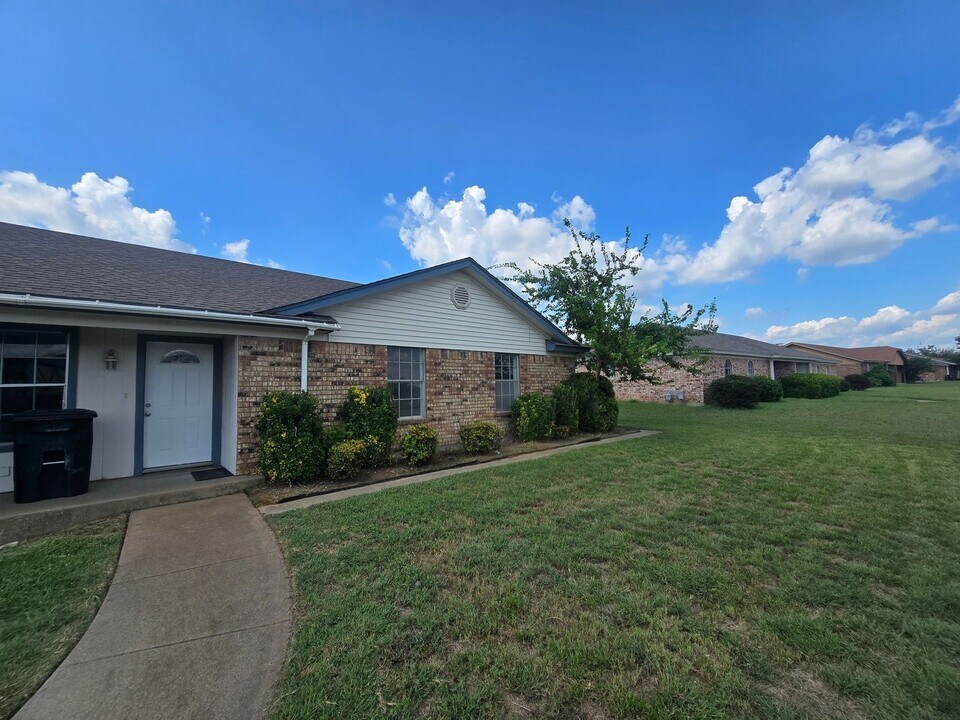 1105 N Nolan River Rd-Unit -Unit B in Cleburne, TX - Building Photo