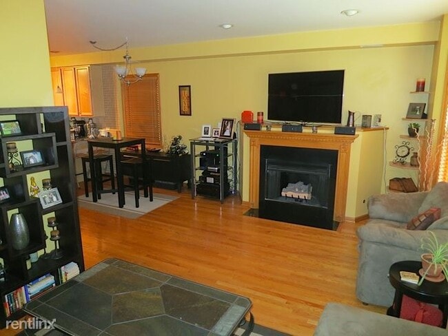 1966 W Diversey Pkwy-Unit -Apt 2 in Chicago, IL - Building Photo - Building Photo