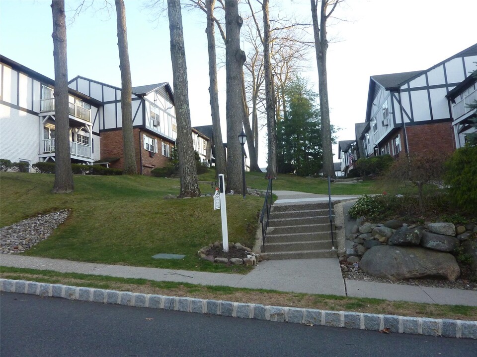 133 B Parkside Dr in Suffern, NY - Foto de edificio
