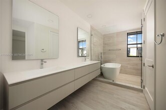 7498 SW 100th St in Pinecrest, FL - Building Photo - Building Photo