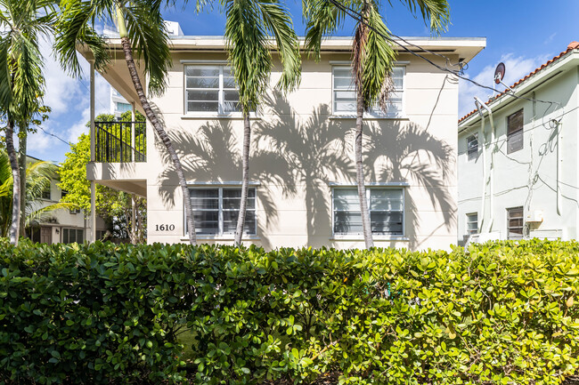 1610 Bay Rd in Miami Beach, FL - Building Photo - Building Photo