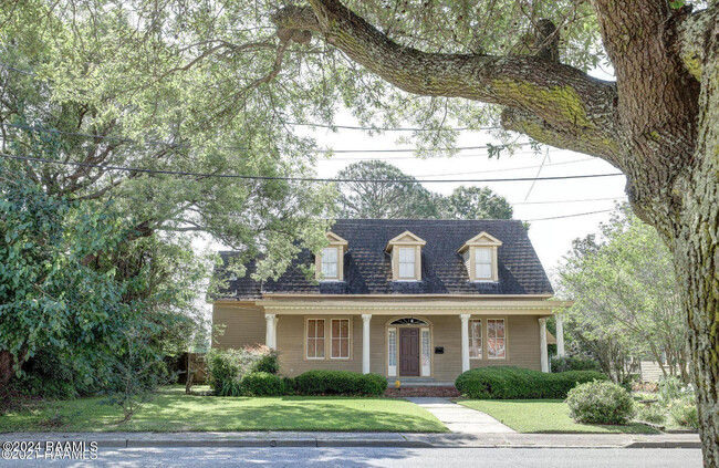 1011 Lee Ave in Lafayette, LA - Foto de edificio - Building Photo