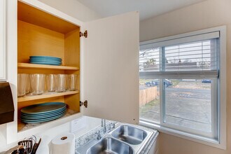 3840 SE 102nd Ave, Unit Unit B in Portland, OR - Building Photo - Building Photo